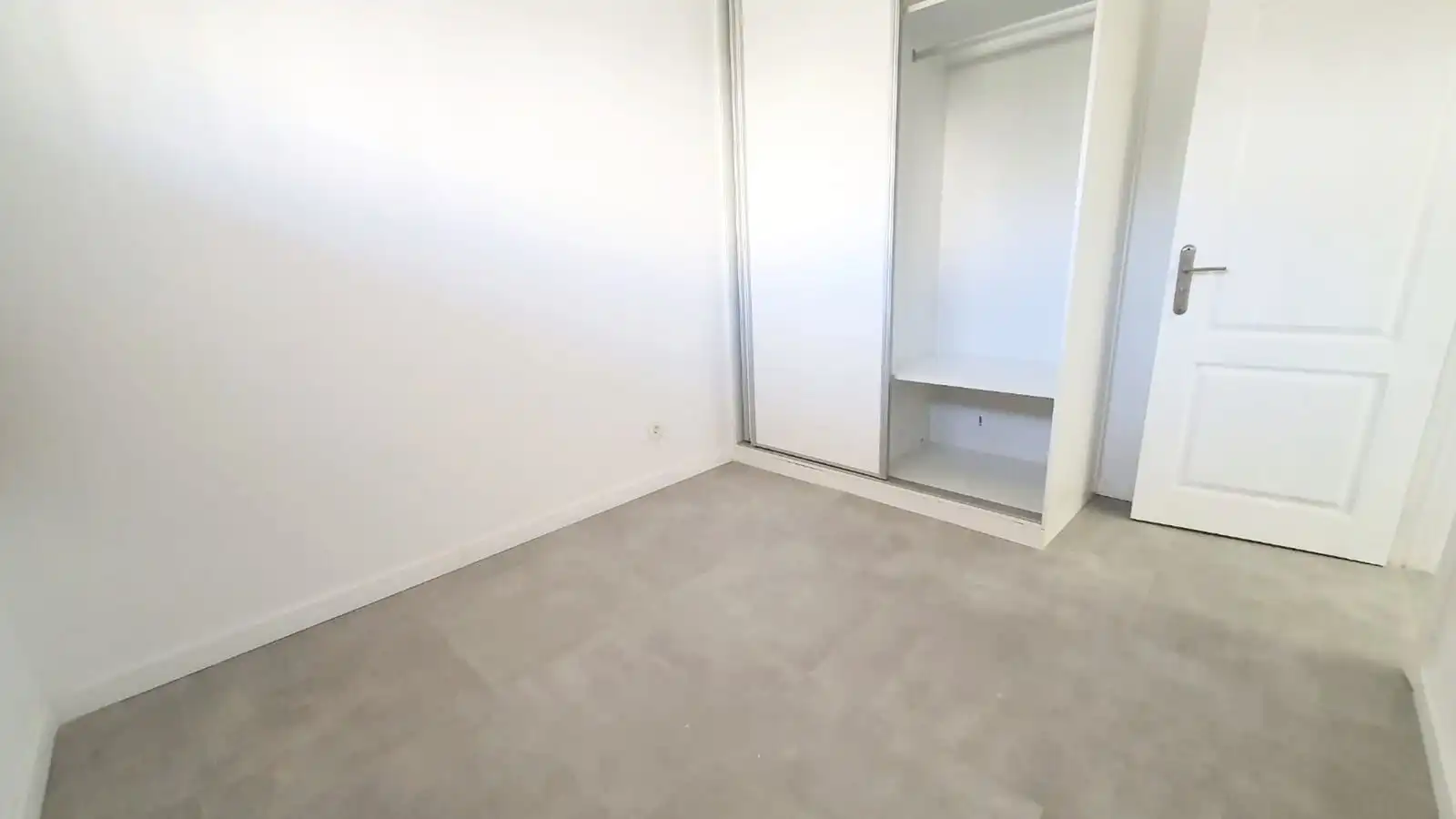 Habitación de Apartamento en venta en Fuengirola con Horno, Lavadora y Microondas