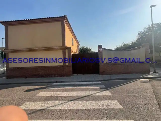 Vista exterior de Casa adosada en venta en La Rinconada con Piscina