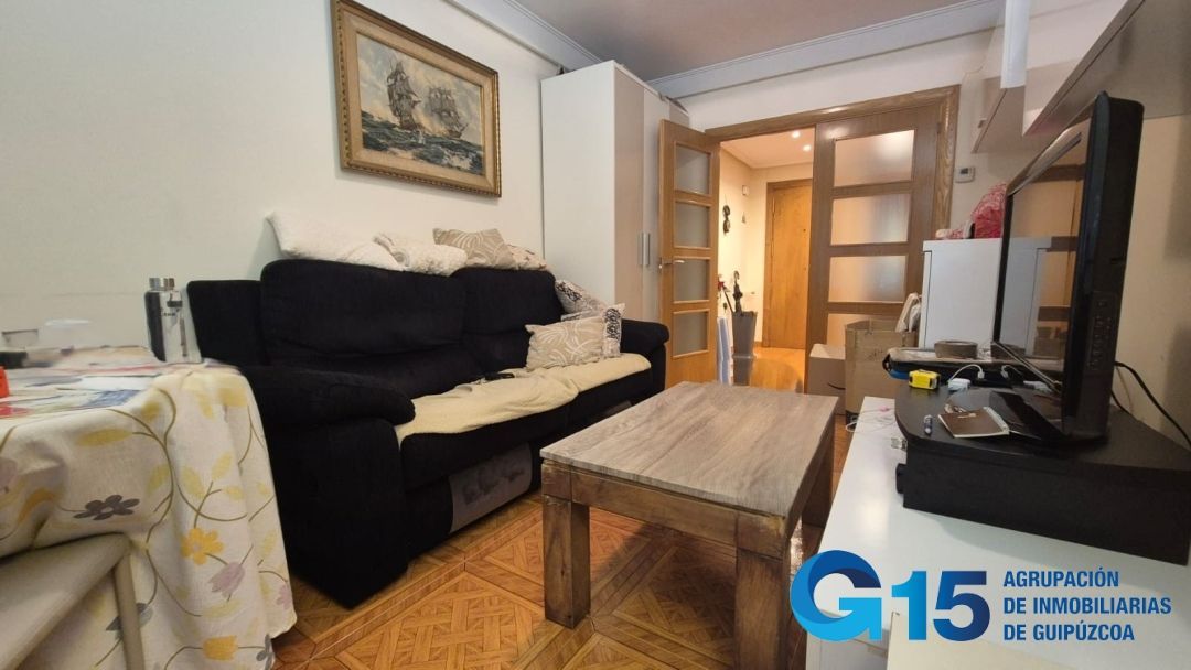 Sala d'estar de Pis en venda en Donostia - San Sebastián  amb Calefacció, Moblat i Balcó