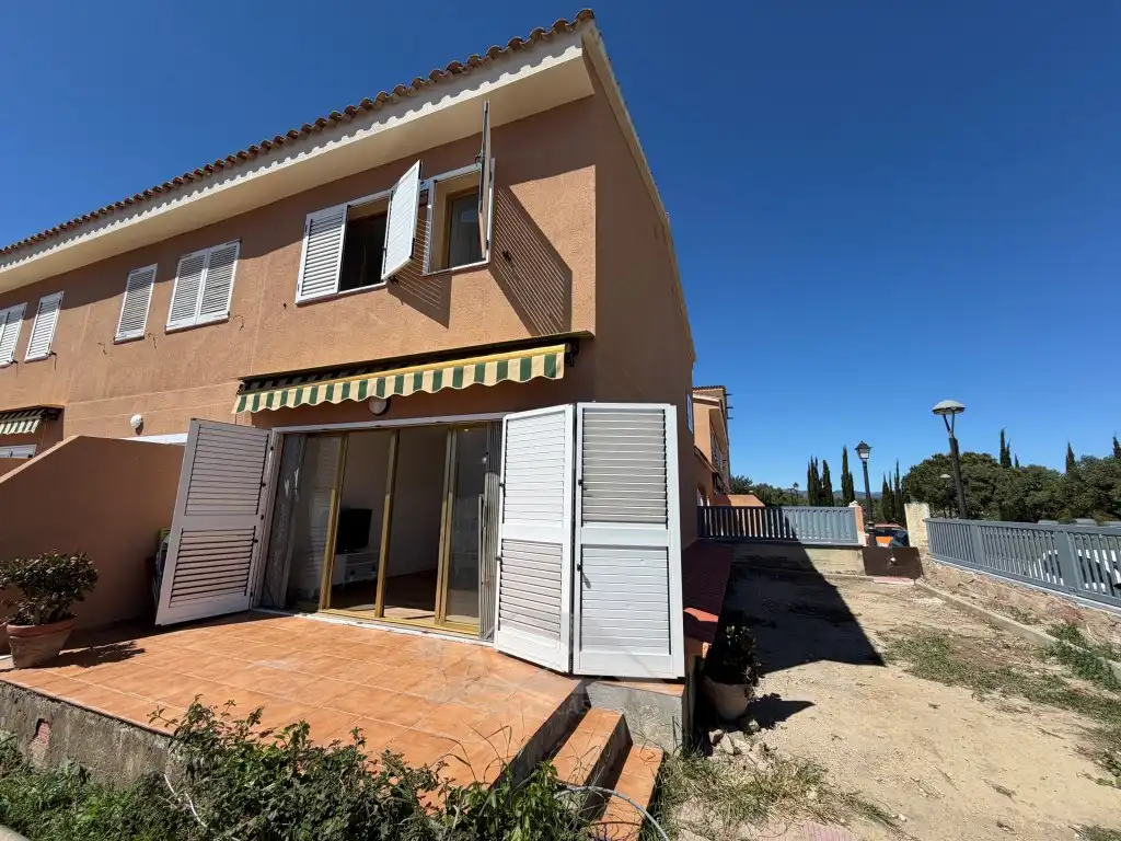 Vista exterior de Casa o xalet en venda en Cambrils amb Piscina comunitària