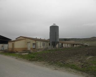 Außenansicht von Fabrikhallen zum verkauf in Vallelado