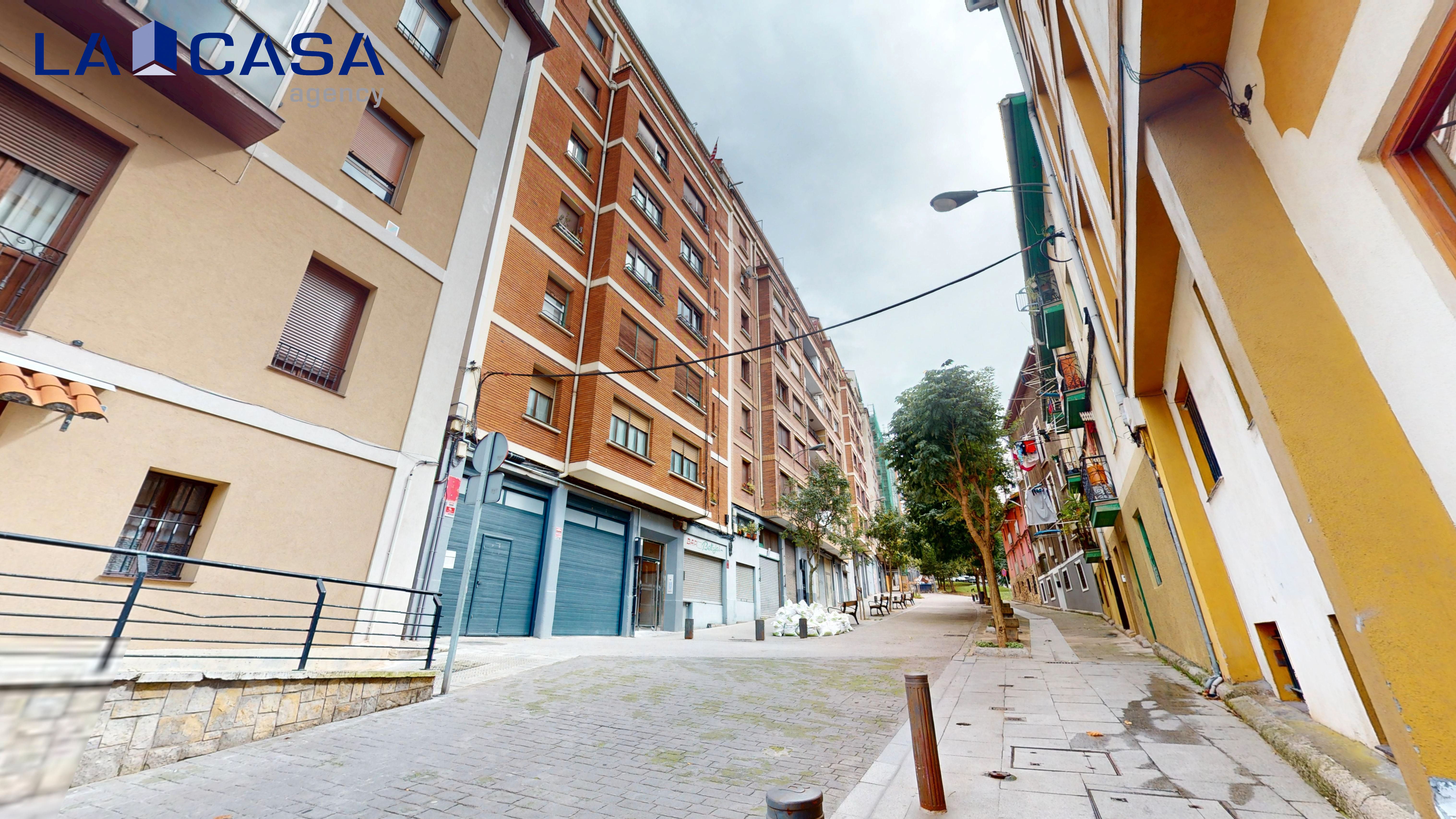 Vista exterior de Pis en venda en Bilbao  amb Calefacció