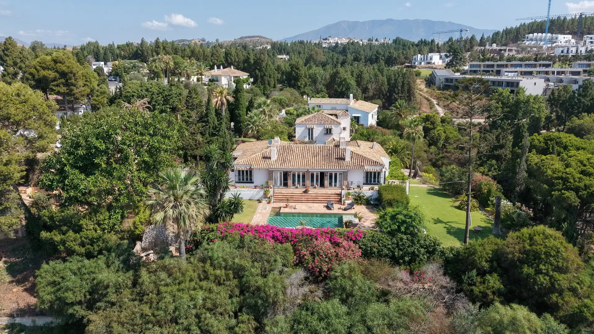 Vista exterior de Casa o xalet en venda en Mijas amb Aire condicionat, Jardí privat i Terrassa