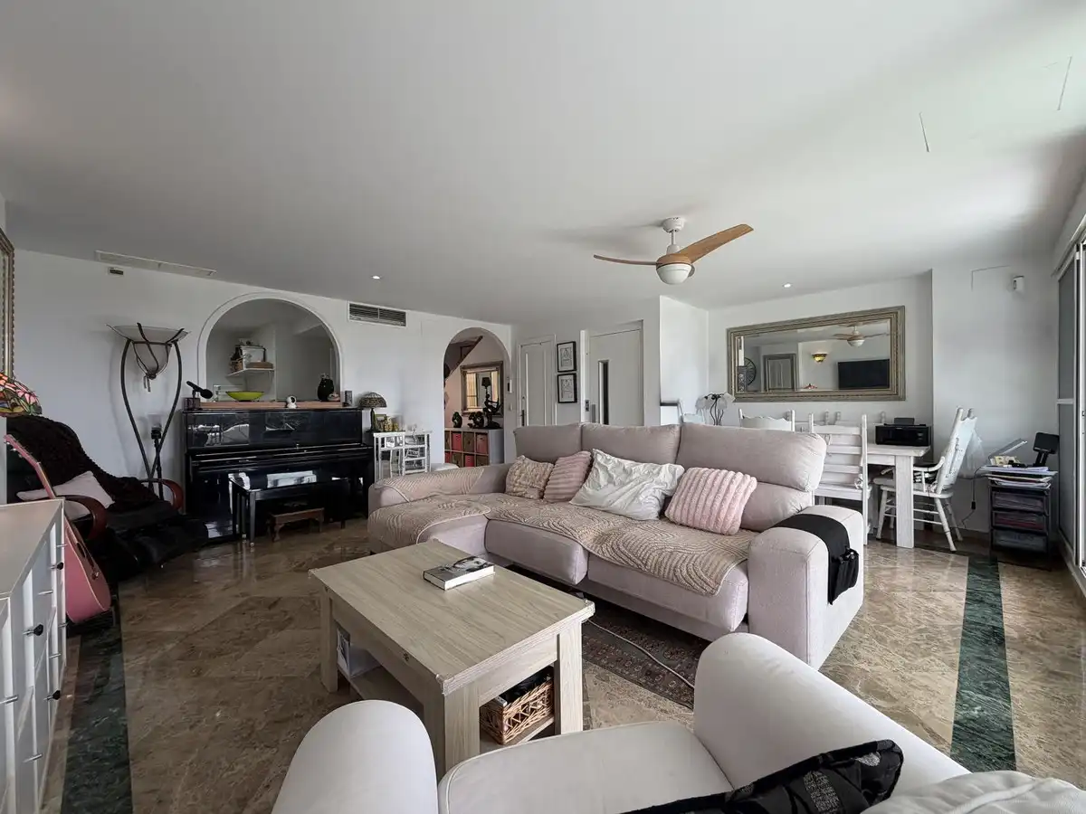 Sala d'estar de Casa adosada en venda en Estepona Pueblo