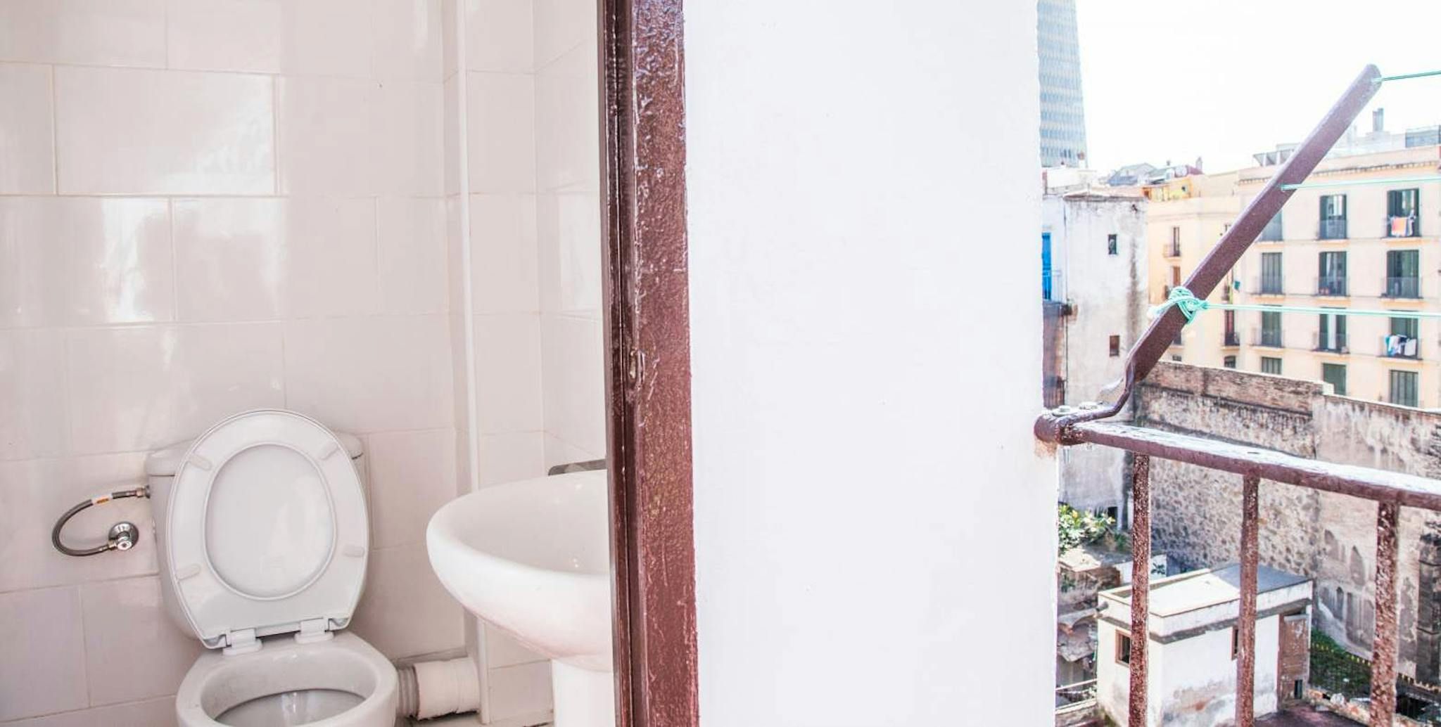 Bathroom of Flat to share in  Barcelona Capital  with Furnished and Washing machine