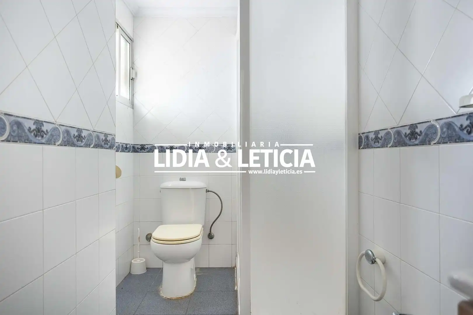 Bathroom of Flat for sale in Alcalá de Guadaira  with Air Conditioner, Terrace and Furnished
