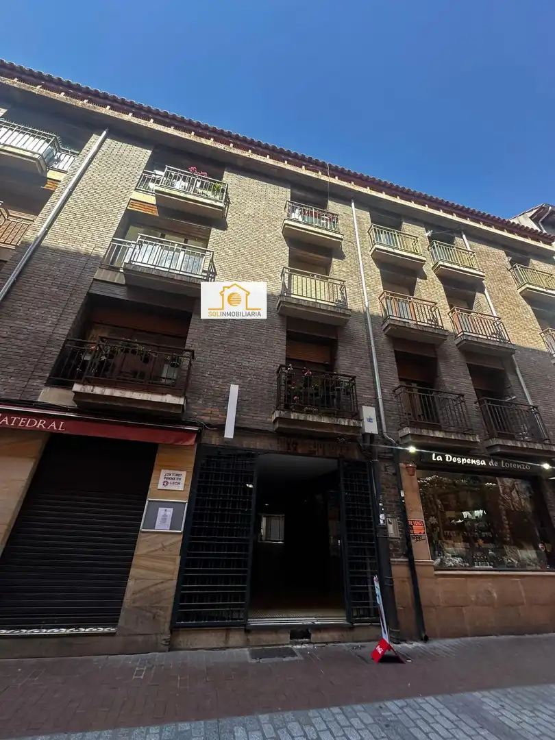 Vista exterior de Pis en venda en León Capital  amb Calefacció, Parquet i TV