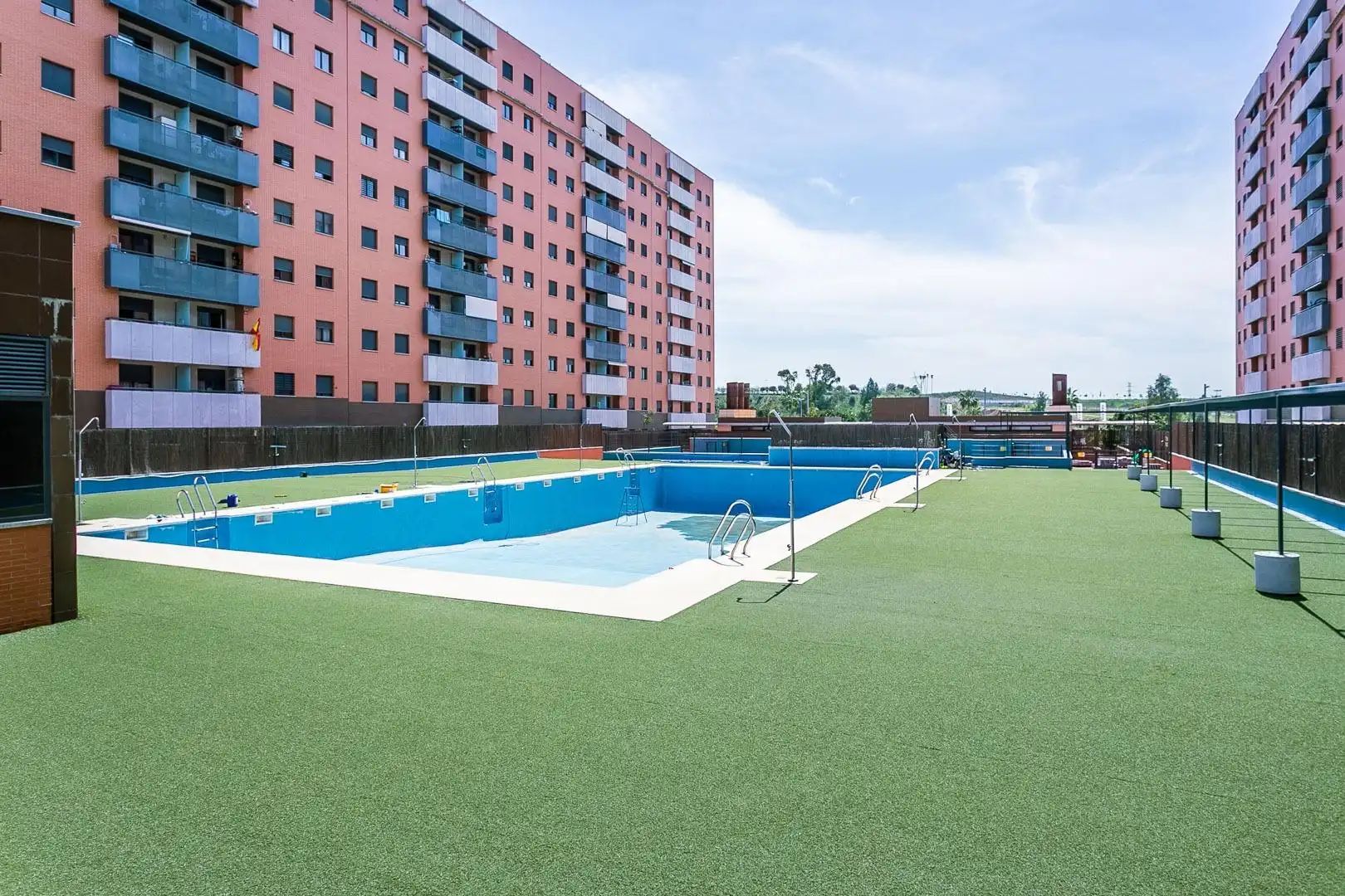 Schwimmbecken von Wohnung zum Verkauf in Dos Hermanas mit Klimaanlage, Terrasse und Abstellraum