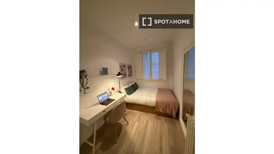 Dormitori de Apartament per a compartir en Madrid amb Aire condicionat, Terrassa i Moblat