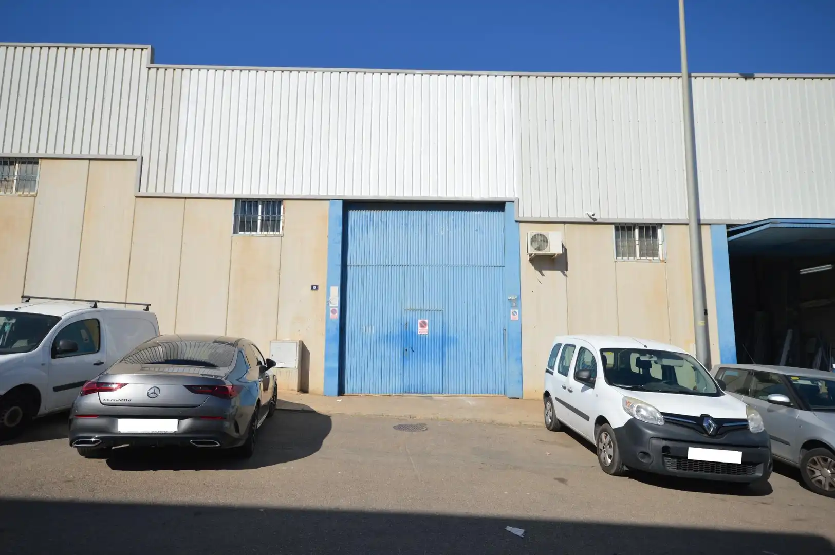 Außenansicht von Fabrikhallen zur Miete in Viator mit Heizung