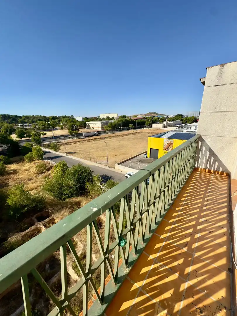 Vista exterior de Ático en venta en Valdepeñas con Terraza y Balcón
