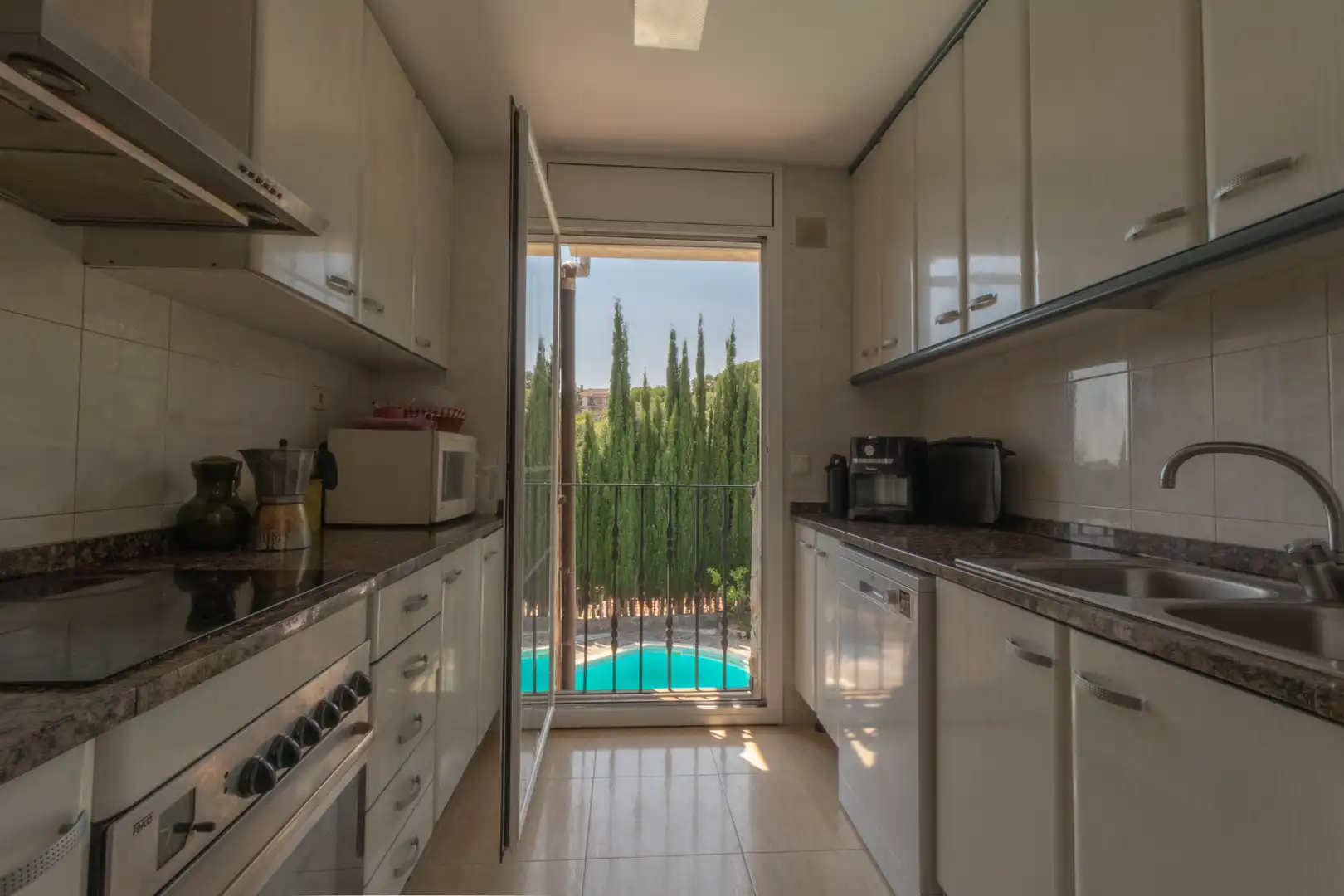 Cuina de Casa o xalet en venda en Sant Cebrià de Vallalta amb Aire condicionat, Jardí privat i Terrassa