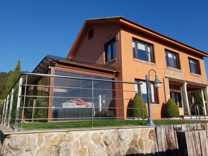 Vista exterior de Casa o xalet en venda en Nigrán amb Jardí privat, Parquet i Piscina