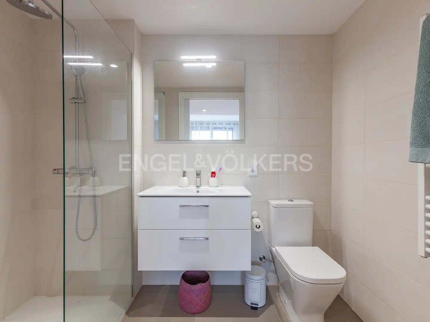 Badezimmer von Wohnungen zur Miete in Sitges mit Klimaanlage, Heizung und Privatgarten