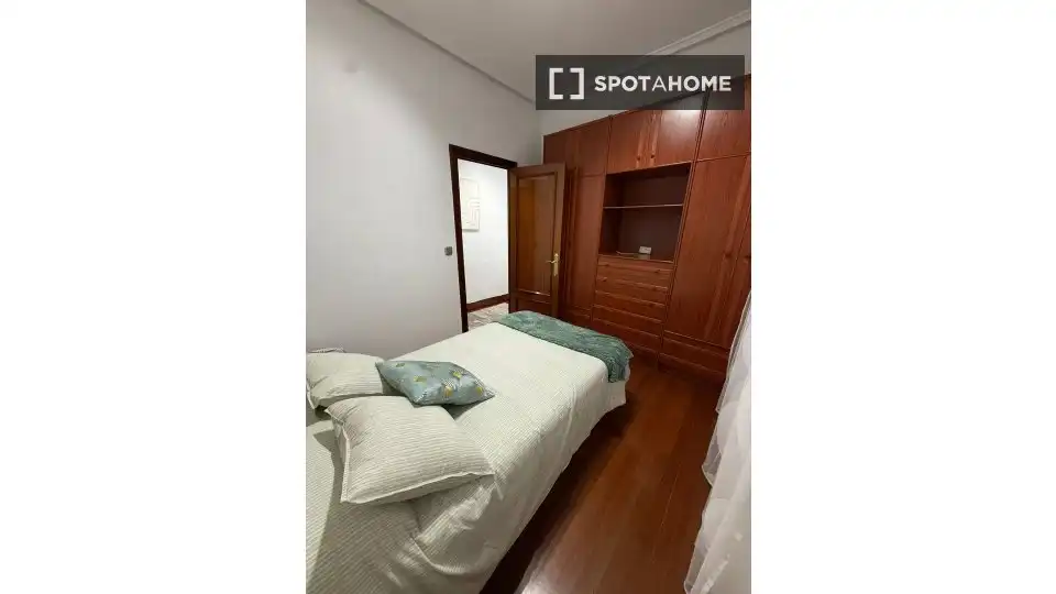 Dormitori de Apartament per a compartir en Bilbao  amb Aire condicionat, Terrassa i Moblat