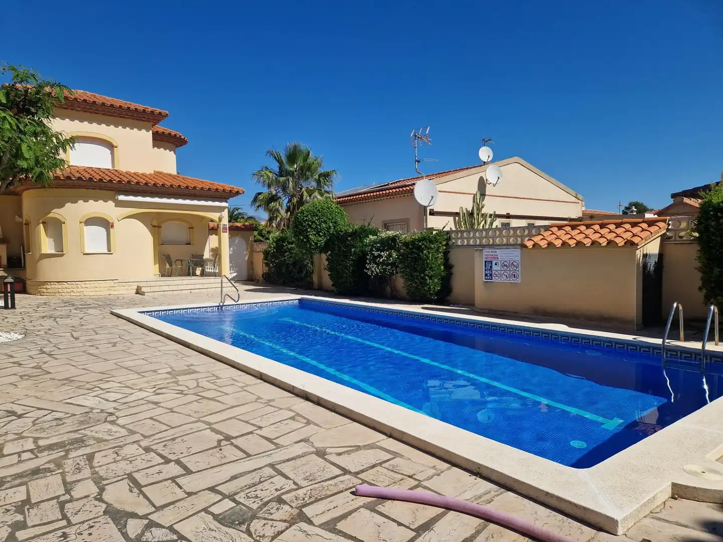 Schwimmbecken von Einfamilien-Reihenhaus zum Verkauf in Mont-roig del Camp mit Privatgarten, Terrasse und Möbliert