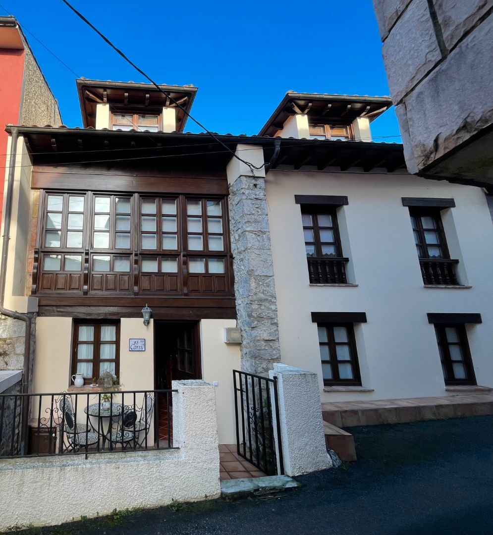 Vista exterior de Casa adosada en venda en Llanes amb Moblat