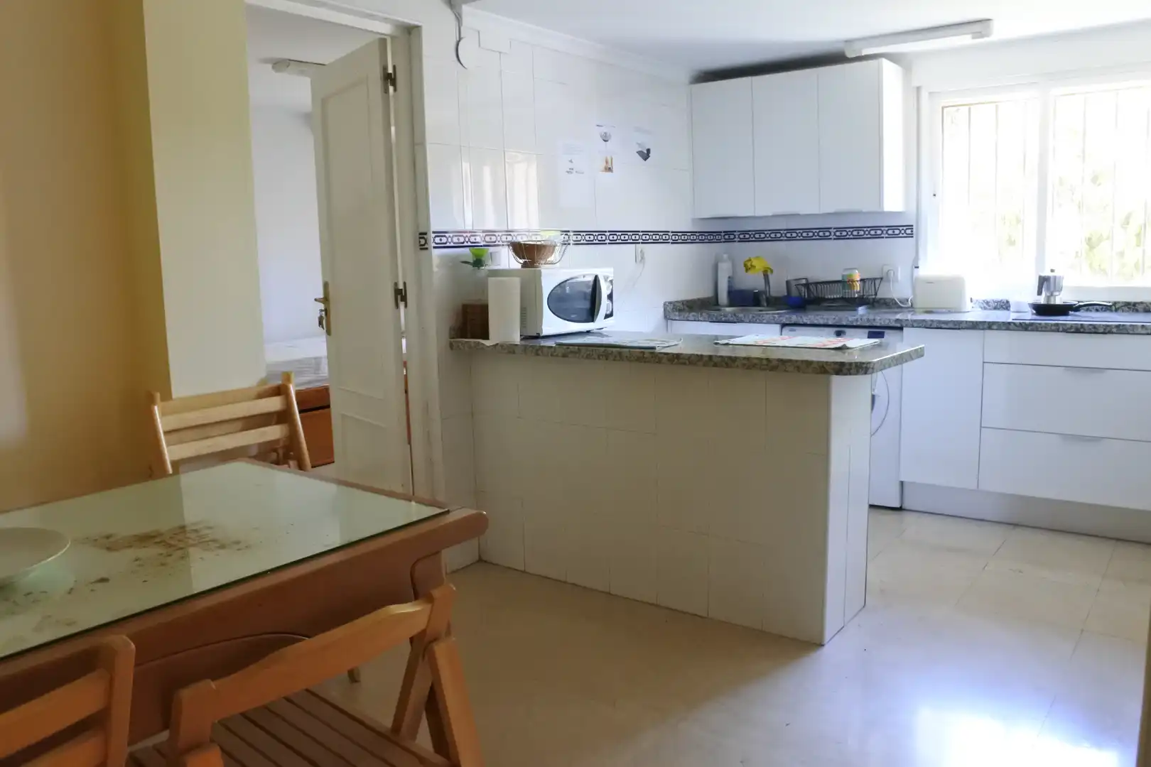 Cocina de Piso para compartir en Granada con Aire acondicionado, Calefacción y Jardín privado