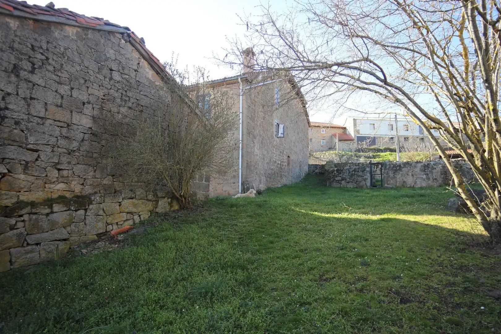 Außenansicht von Country house zum Verkauf in Valdeprado del Río mit Privatgarten