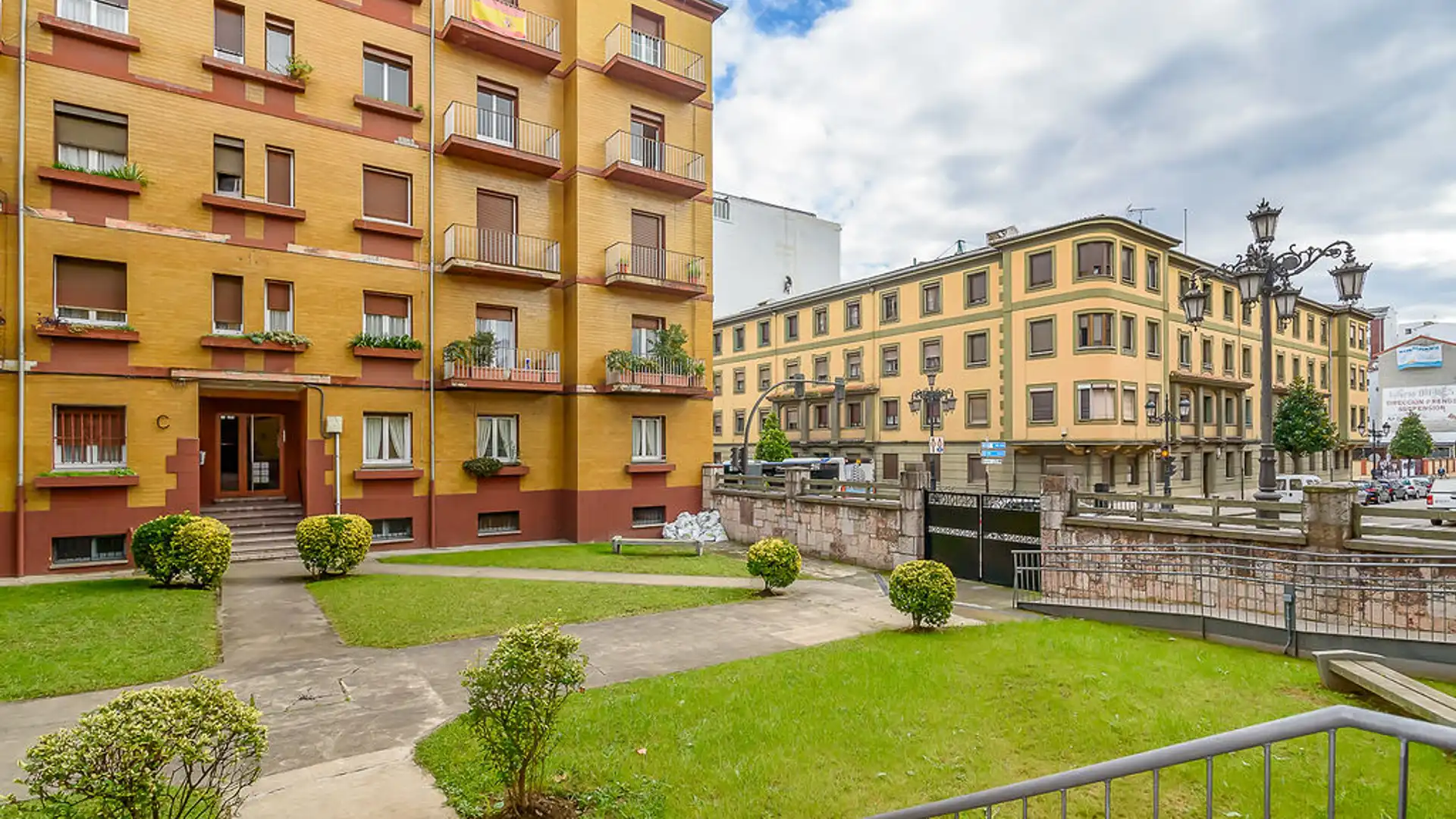 Vista exterior de Local en venta en Oviedo 