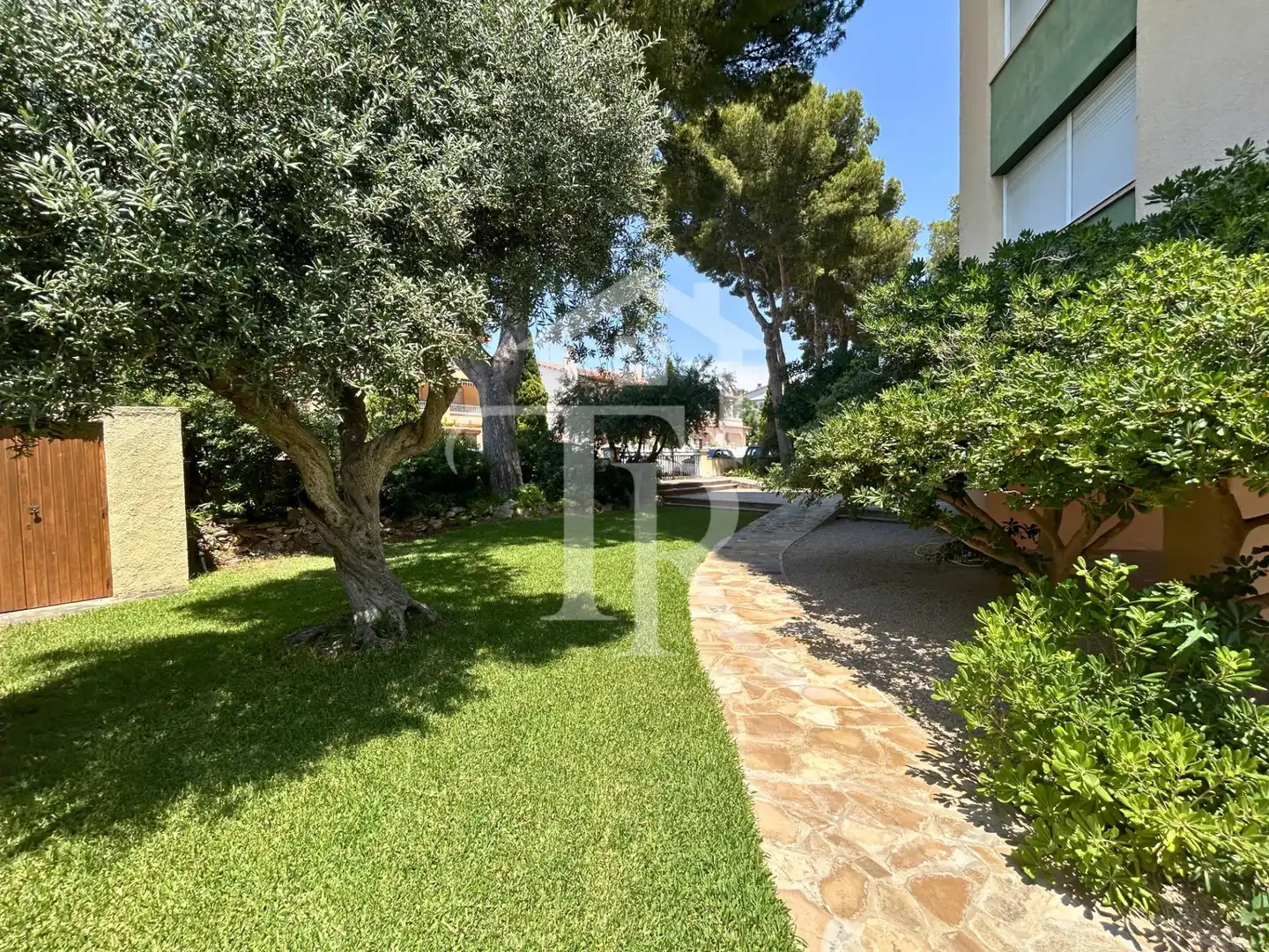 Außenansicht von Wohnung zum Verkauf in Roda de Berà mit Privatgarten, Terrasse und Abstellraum