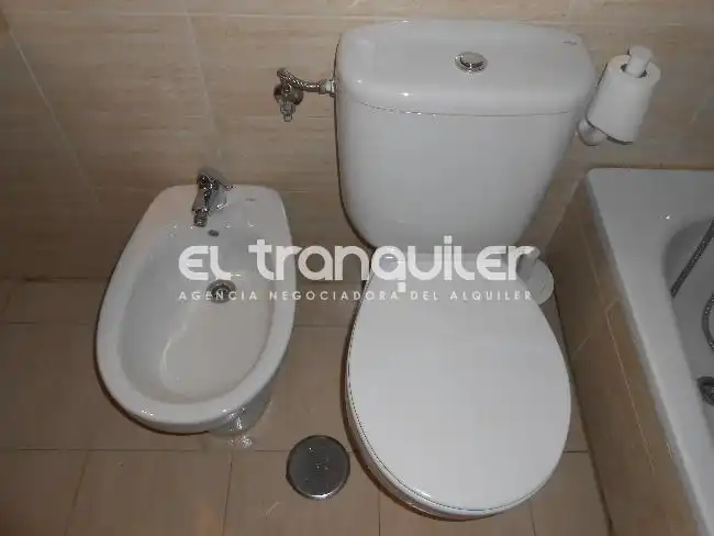 Bathroom of Flat for rent in Madrid  with Air Conditioner, Parquet flooring and Swimming Pool