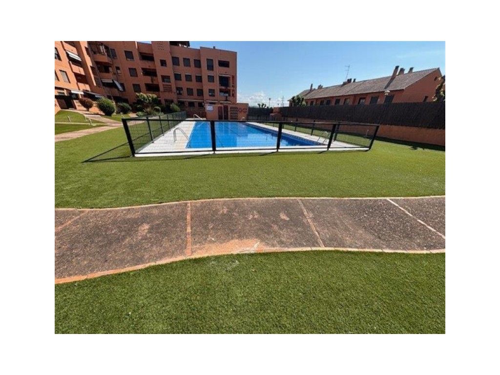Piscina de Casa adosada en venda en El Vendrell