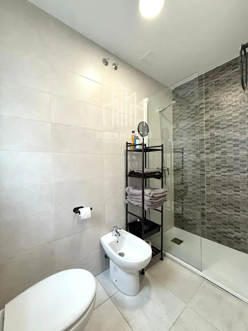 Bany de Apartament de lloguer en Salamanca amb Aire condicionat, Calefacció i Moblat