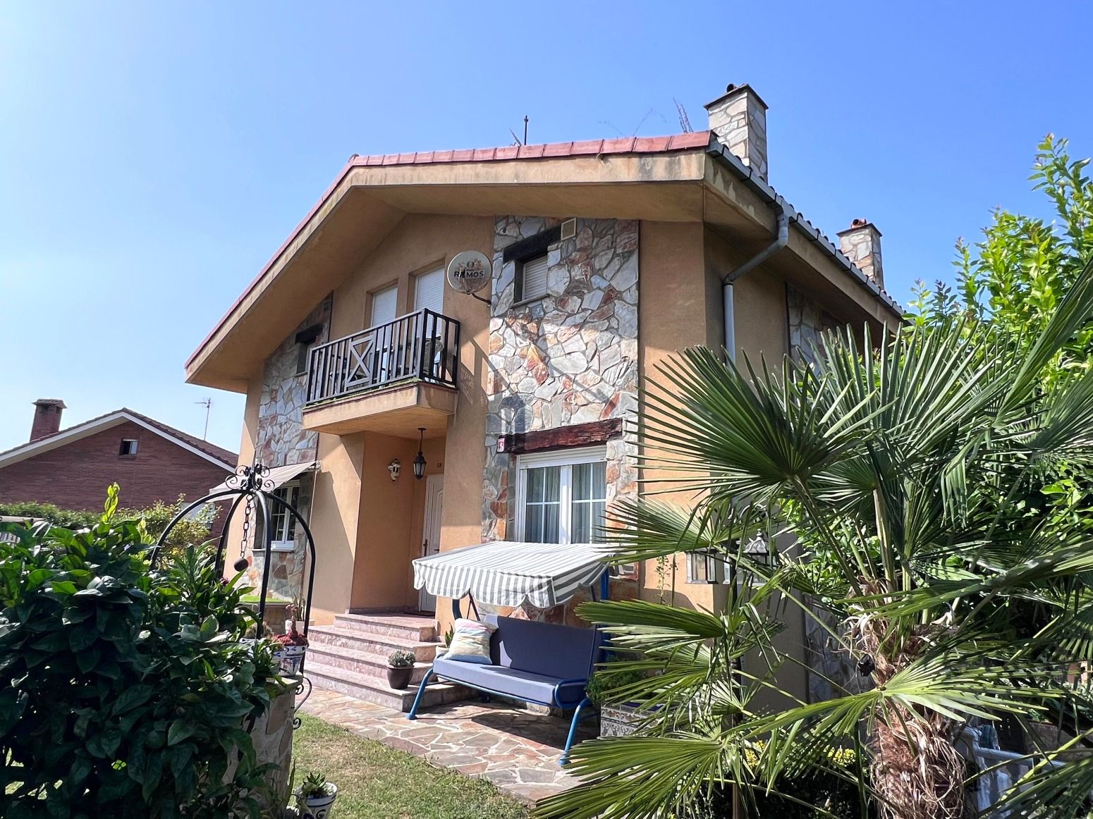 Vista exterior de Casa o xalet en venda en Corvera de Asturias amb Jardí privat, Terrassa i Moblat