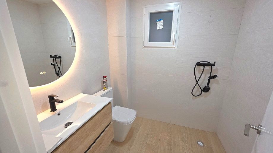 Bathroom of Flat for rent in Elche / Elx  with Parquet flooring, Furnished and Oven
