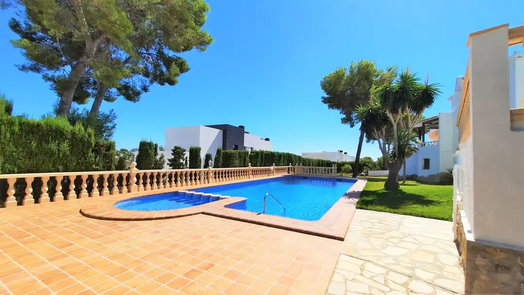 Schwimmbecken von Einfamilien-Reihenhaus zum Verkauf in Moraira