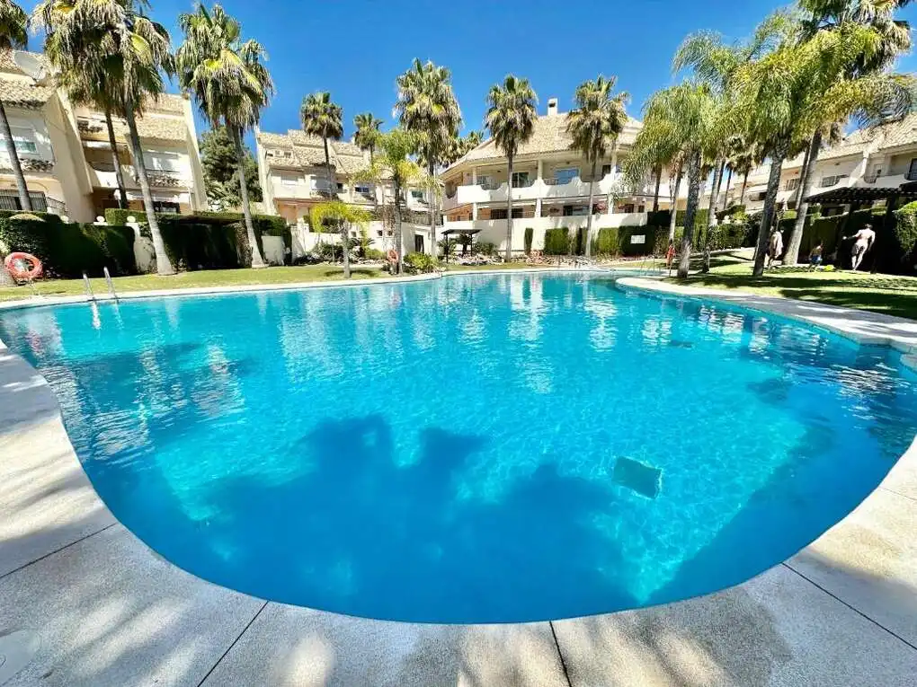 Piscina de Casa adosada en venta en Marbella con Jardín privado, Terraza y Trastero