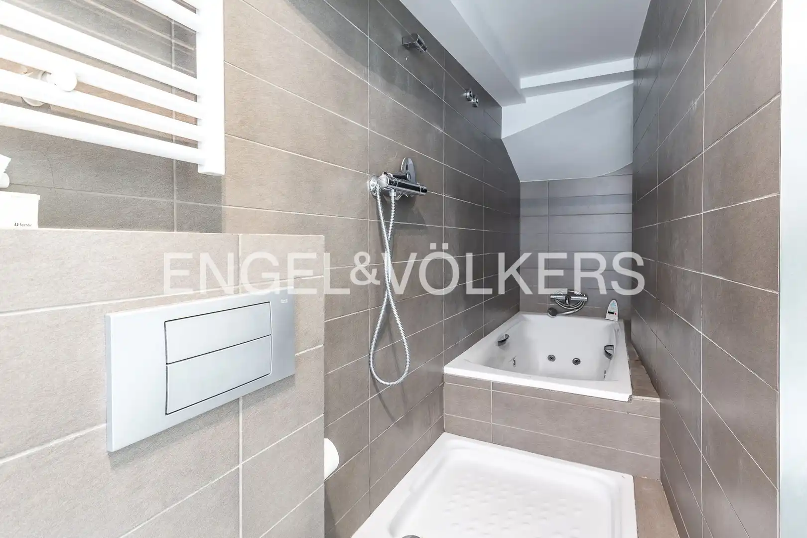 Baño de Casa adosada en venta en Barcelona con Aire acondicionado, Calefacción y Parquet
