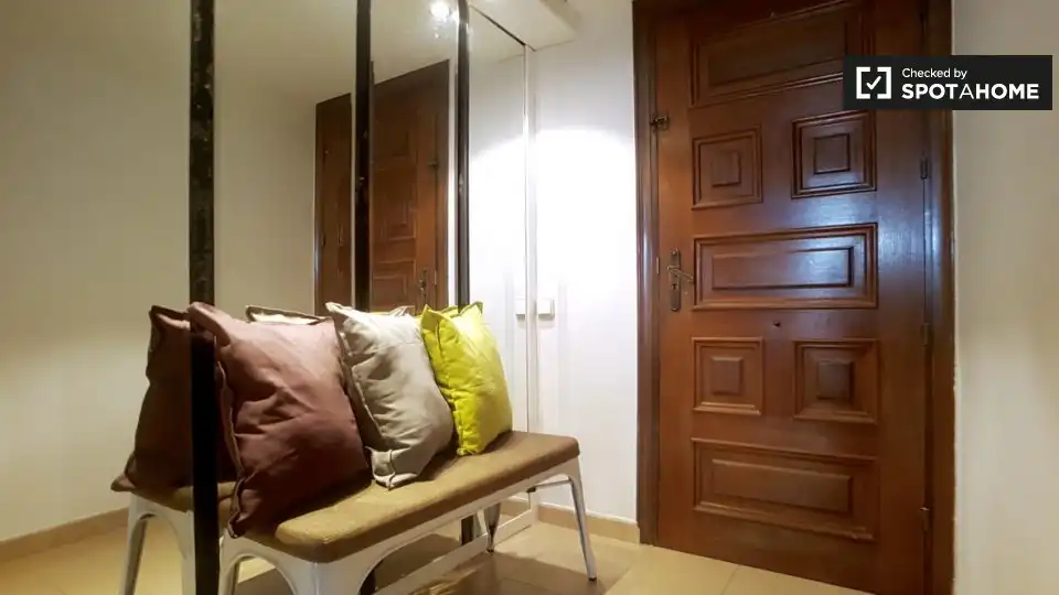 Room in Sant Pere, Sta. Caterina i la Ribera