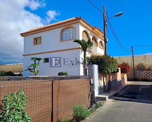 Vista exterior de Casa o xalet en venda en Arona amb Terrassa