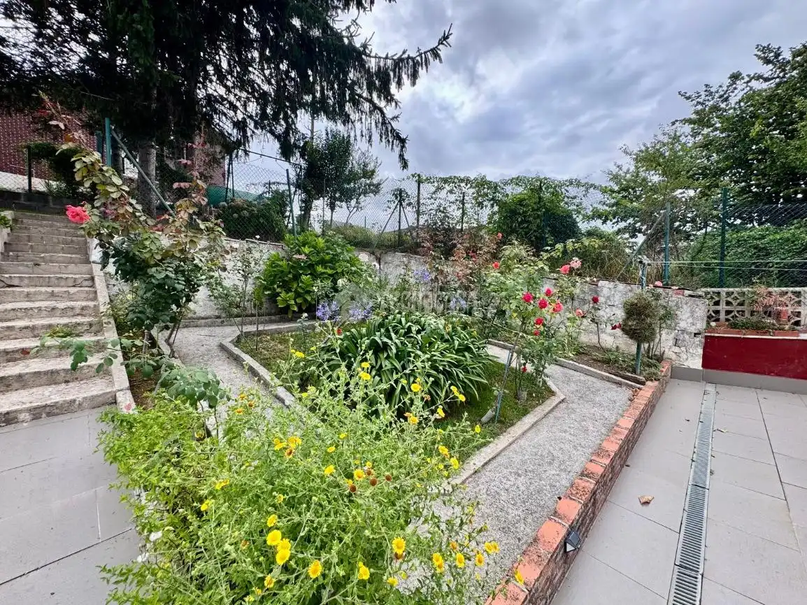 Jardí de Casa o xalet en venda en El Astillero   amb Calefacció, Parquet i Terrassa