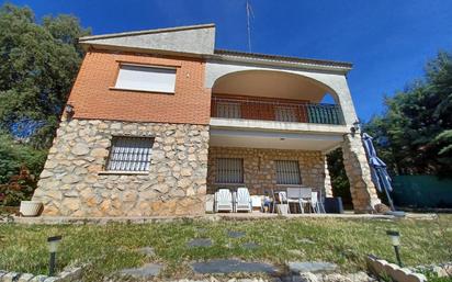 Vista exterior de Casa o xalet en venda en Fuentenovilla amb Terrassa