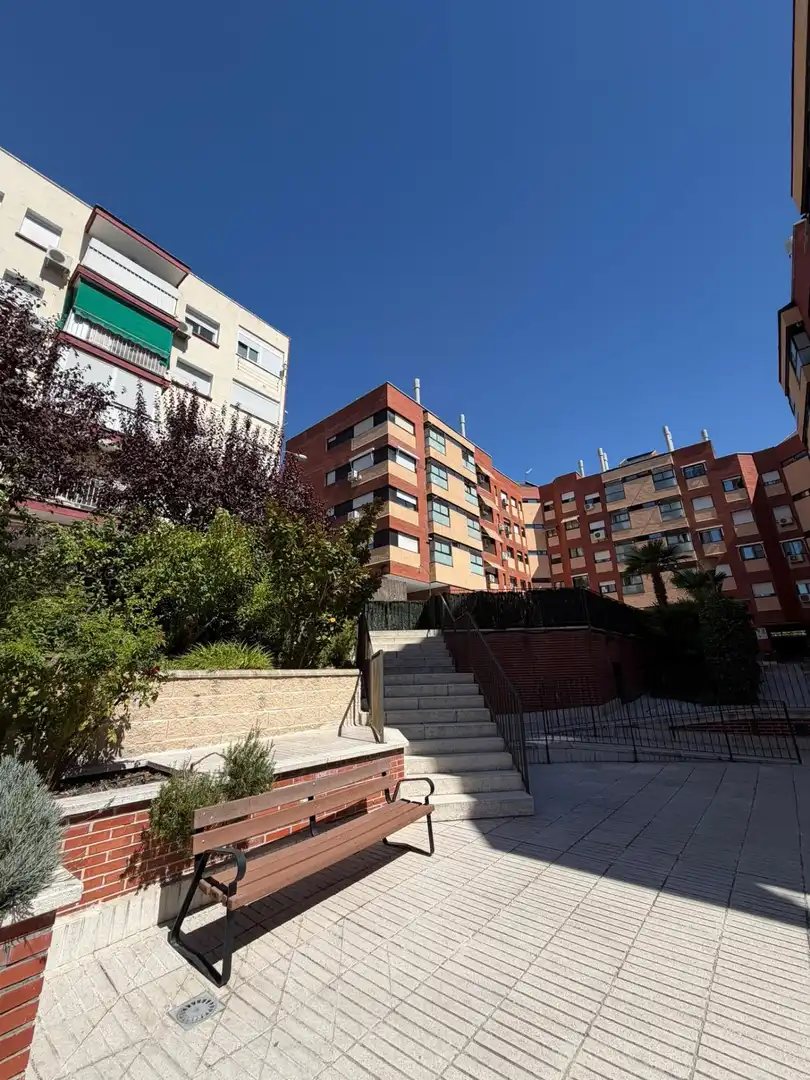 Außenansicht von Wohnung zur Miete in Madrid mit Heizung, Privatgarten und Parkett