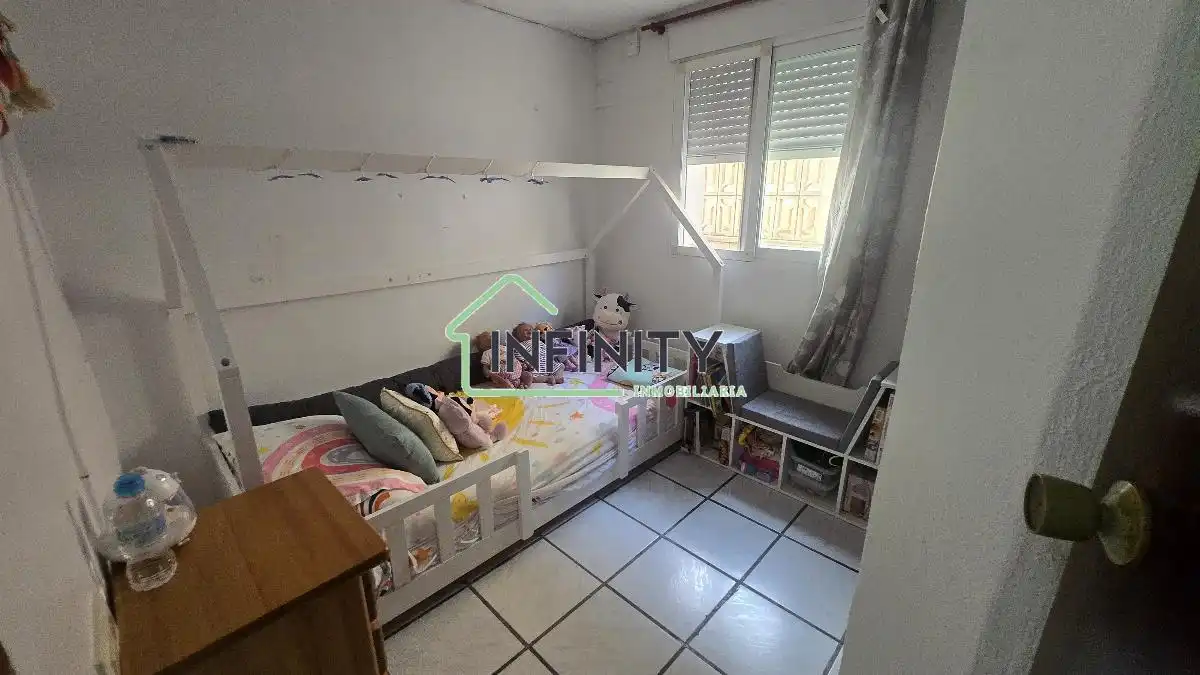 Dormitori de Casa o xalet en venda en Oliva amb Aire condicionat, Terrassa i Traster