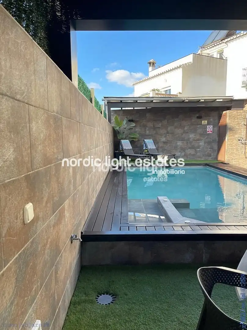 Vista exterior de Casa o chalet en venta en Nerja con Terraza y Piscina