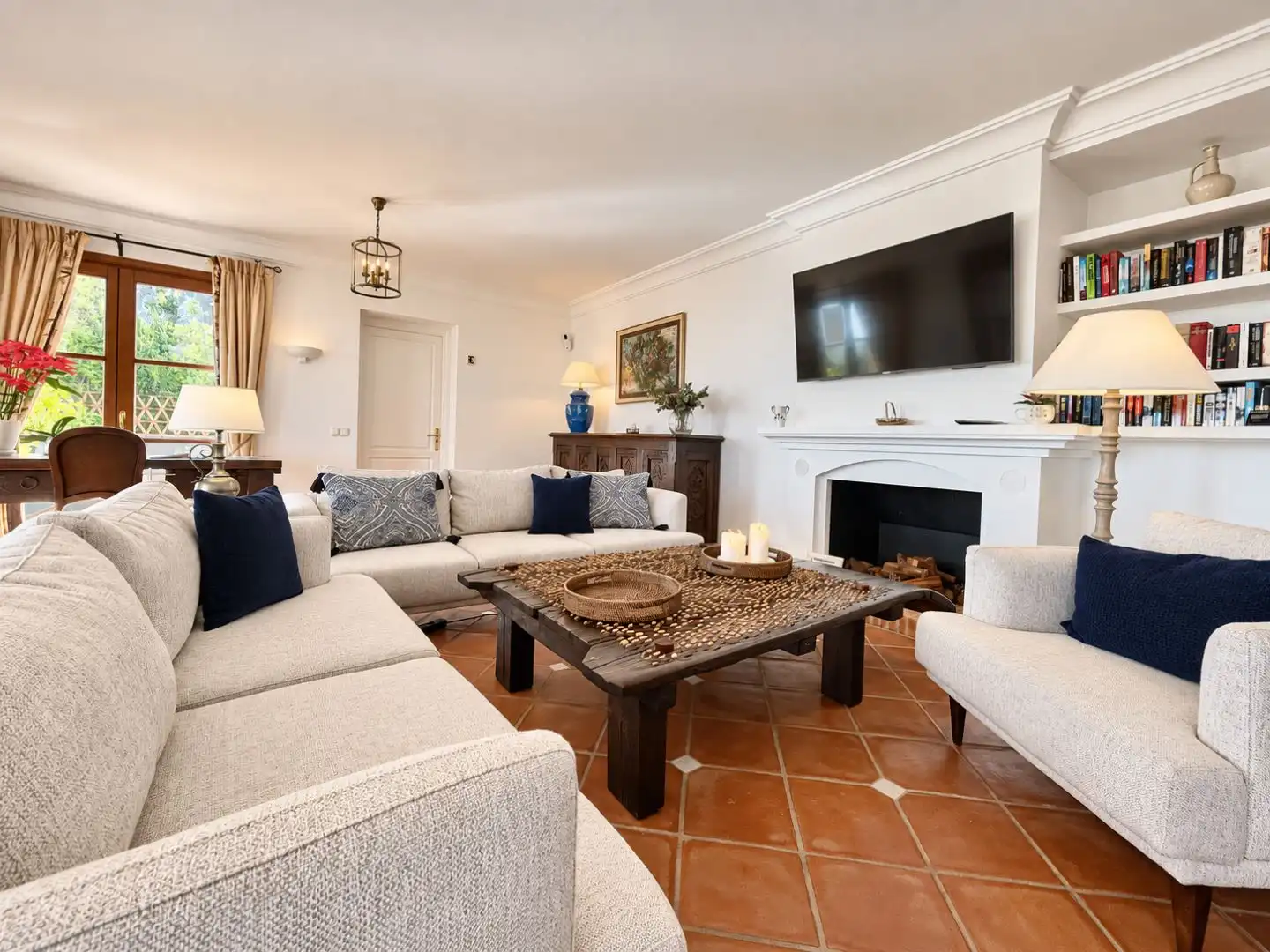 Living room of Houses for sale in Benahavís  with Air Conditioner, Swimming Pool and Balcony