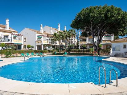 Vista exterior de Pis en venda en Marbella amb Aire condicionat, Terrassa i Traster