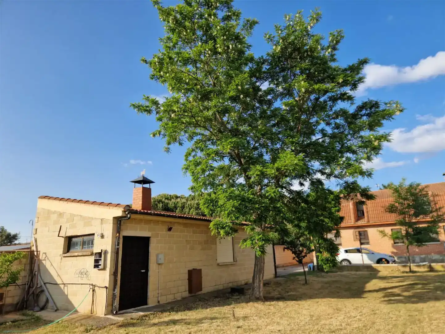 Vista exterior de Casa o xalet en venda en Villabrázaro amb Jardí privat, Traster i Moblat