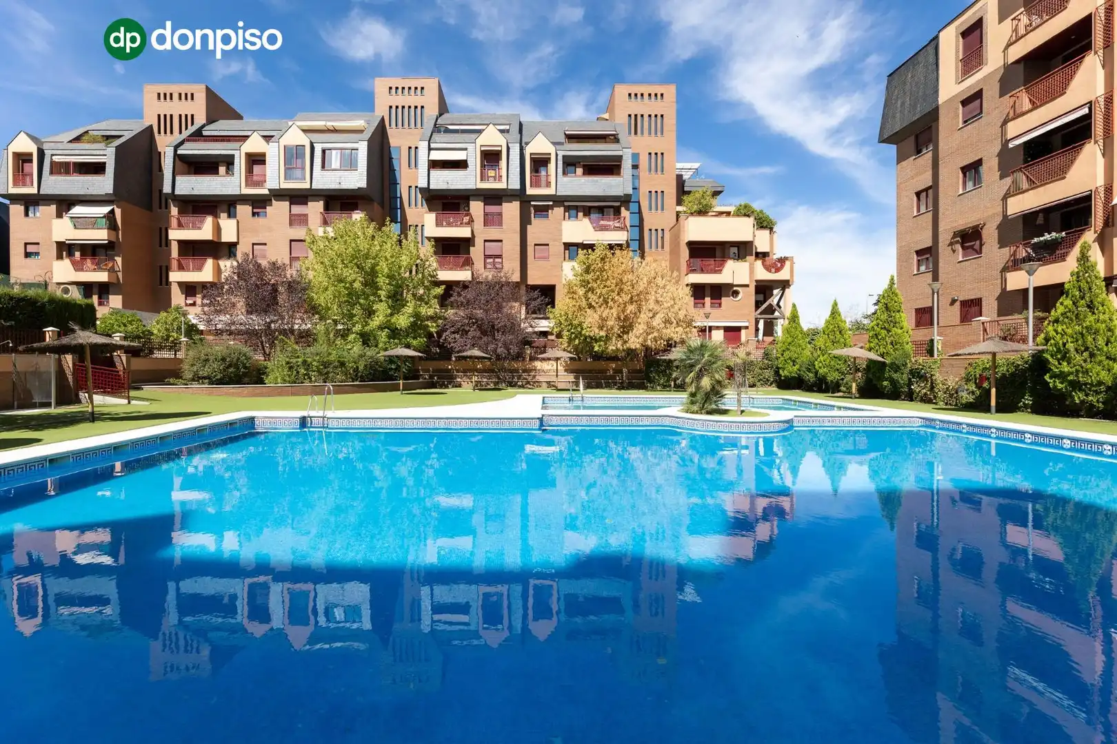 Vista exterior de Pis en venda en Granada amb Aire condicionat, Calefacció i Terrassa