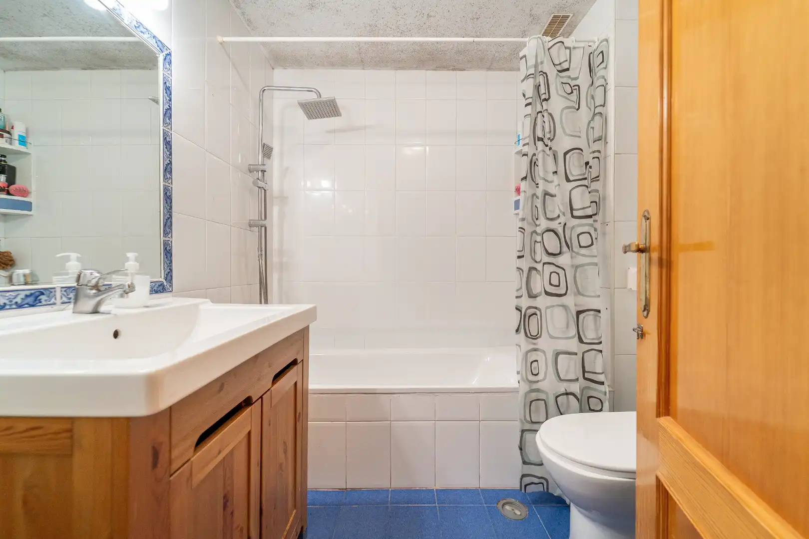 Baño de Planta baja en venta en Sevilla la Nueva con Calefacción, Terraza y Amueblado