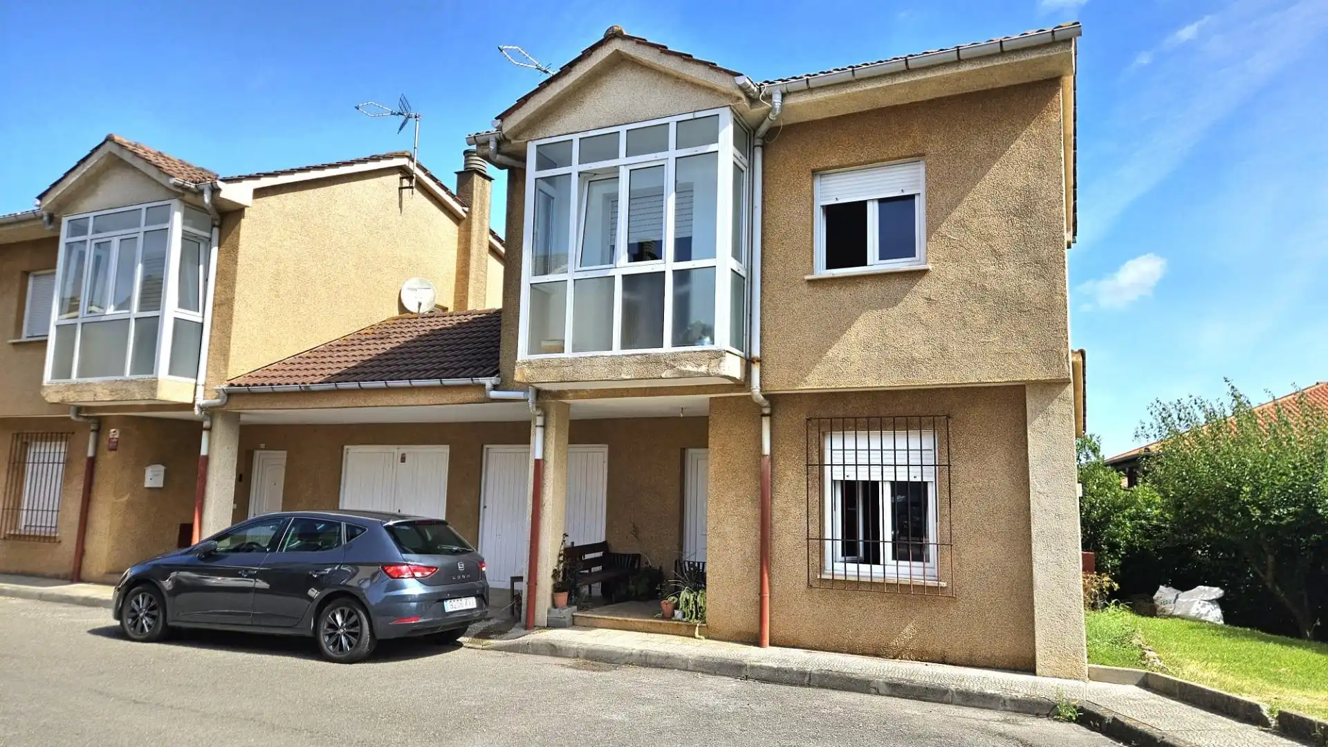 Vista exterior de Casa adosada en venta en Ribamontán al Mar con Calefacción, Jardín privado y Amueblado