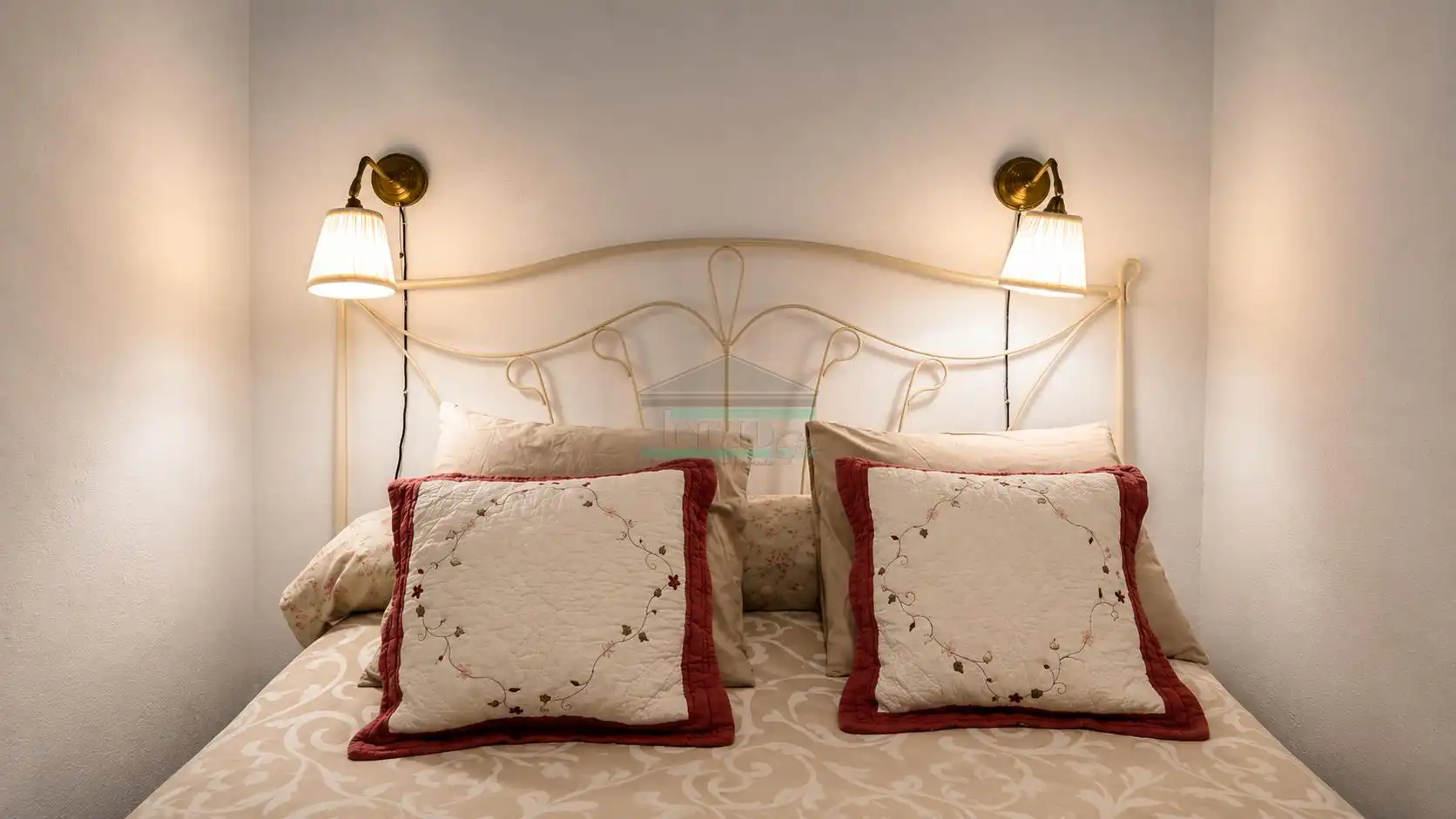 Habitación de Piso de alquiler en Granada con Jardín privado, Terraza y Amueblado