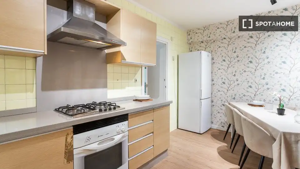 Room in Ensanche - Diputación