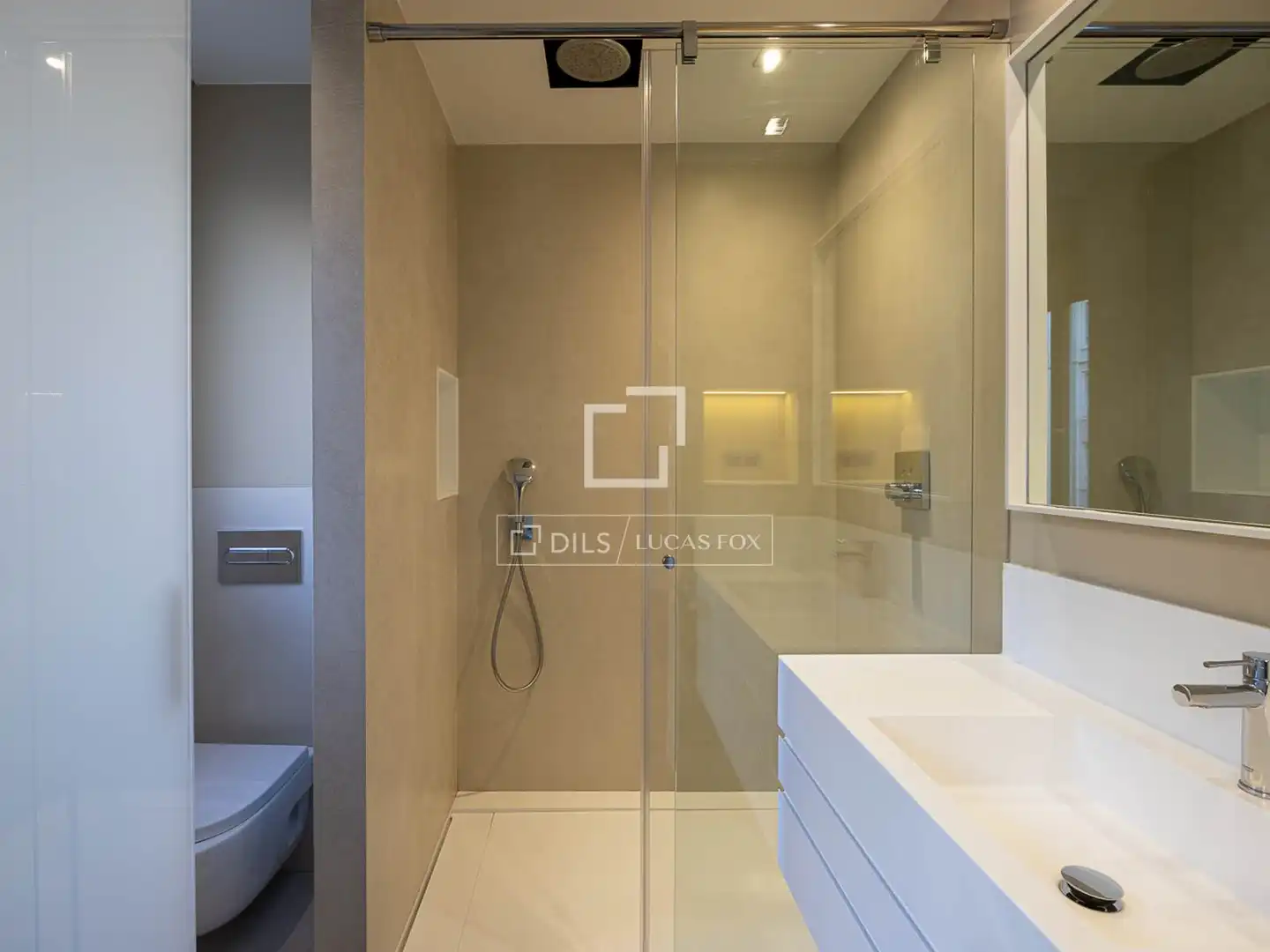 Badezimmer von Wohnung zum Verkauf in Barcelona mit Klimaanlage, Heizung und Parkett