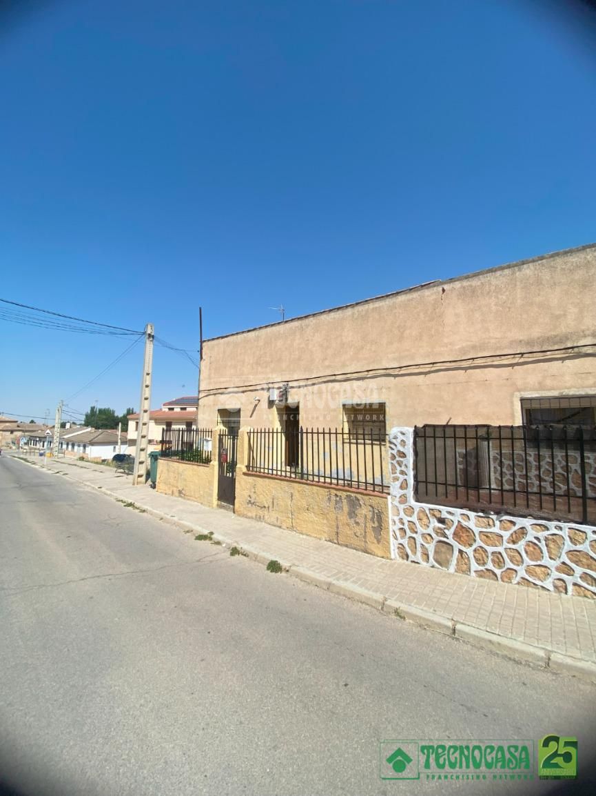 Vista exterior de Casa adosada en venda en Horcajo de Santiago amb Calefacció, Moblat i Alarma